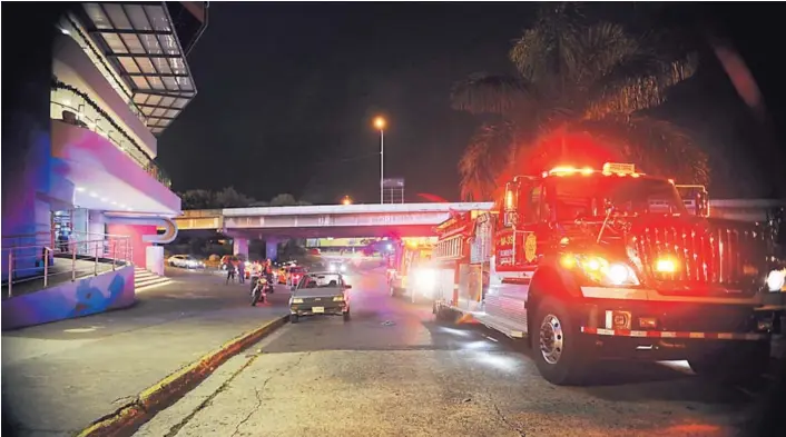  ?? DIANA MÉNDEZ. ?? El personal de seguridad del mall San Pedro evacuó el edificio ante el reporte de daños en el quinto piso. Estos fueron confirmado­s por Bomberos tras una inspección.