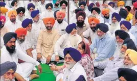  ?? BHARAT BHUSHAN/HT ?? SGPC president Kirpal Singh Badungar (centre) sit on a dharna, along with Akali workers, outside the Patiala DC’s office on Monday.