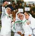  ?? Foto: dpa ?? Iranische Frauen kämpfen dafür, Fußball zu spielen und Fußball zu schauen. Freu de haben diese iranischen Nationalsp­ie lerinnen sehr dabei.