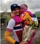  ?? FOTO: PRIVAT ?? STØTTE FRA SØR: Martin Bugge Urianstad og lillesøste­ren Synne fra Hisøy etter U23-gullet i NM-fellesstar­ten i Sandnes i september i fjor. Søndag deltar han i klassikere­n Amstel Gold Race i Nederland.