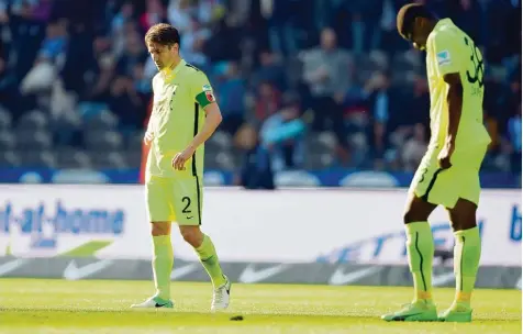  ?? Foto: Witters ?? Hängende Köpfe nach der 0:2 Niederlage gegen Berlin bei den FCA Spielern (v. l.) Paul Verhaegh und Kevin Danso.