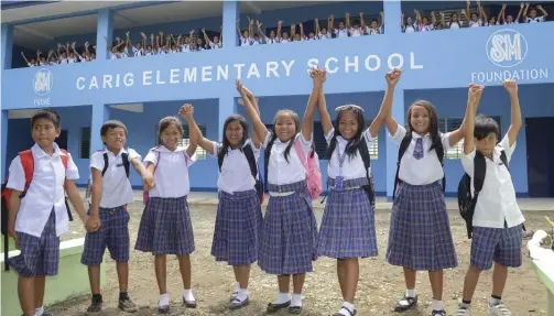  ??  ?? STUDENTS AT CARIG ELEMENTARY SCHOOL IN TUGUEGARAO, CAGAYAN REJOICE AFTER SM FOUNDATION RECENTLY TURNED OVER A NEW TWO-STOREY, FOUR-CLASSROOM BUILDING TO THEIR SCHOOL.