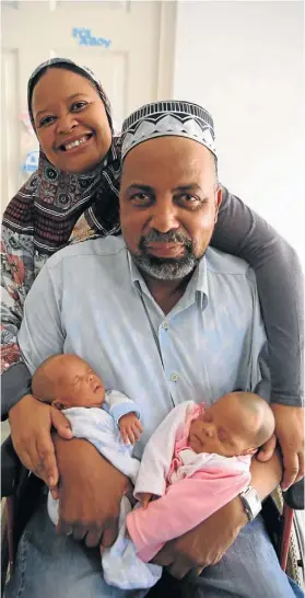  ?? Picture: THULI DLAMINI ?? TWO IN THE HAND: Little Arafah and Mina with their parents, Amina and Ishaqah Canthitoo