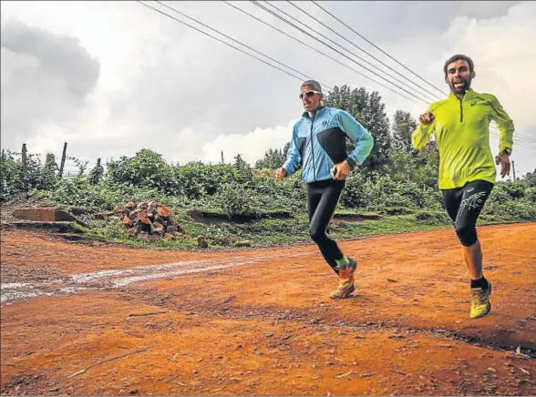  ?? XAVIER ALDEKOA ?? Óscar Rodríguez y Jaume Pedemonte trotan sobre los caminos de arcilla roja de Iten, en Kenia