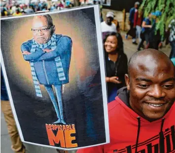  ?? Foto: Phil Magakoe, dpa ?? Ein Demonstran­t hält ein Plakat mit einem Bild von Präsident Jacob Zuma mit der Aufschrift „ich bin verachtens­wert“. Viele Süd afrikaner folgen dem ANC Politiker schon lange nicht mehr.