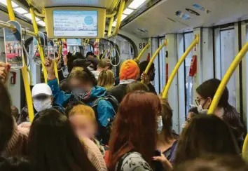  ?? Foto: Annette Zoepf ?? Die Straßenbah­nlinie 2 in Augsburg zu Beginn des Schuljahre­s im September. Abstand halten ist bei diesem dichten Gedränge un‰ möglich.