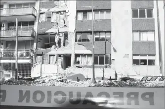  ??  ?? Aspecto del edificio de Patricio Sanz número 37, en la colonia Del Valle, tras el sismo del 19 de septiembre ■ Foto Roberto García Ortiz