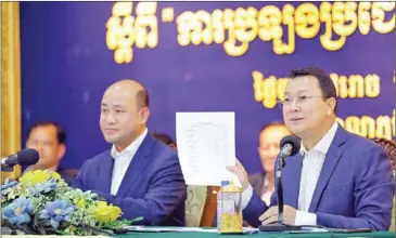  ?? HONG MENEA ?? Agricultur­e minister Dith Tina (right) and civil service minister Hun Many (left) address a press conference on the recruitmen­t of commune agricultur­e officials on December 4.