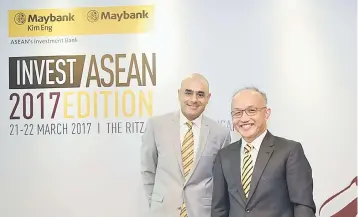  ??  ?? Chong (right) with Maybank Kim Eng Singapore chief executive officer, Harmeet S. Bedi after a media briefing in conjunctio­n with the Invest Asean Singapore Conference yesterday. — Bernama photo