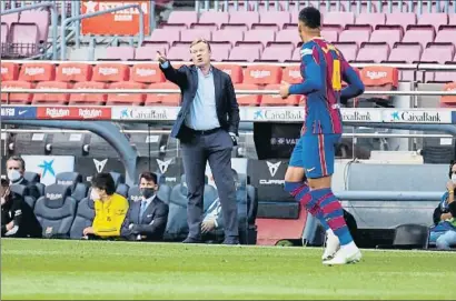  ?? CÉSAR RANGEL ?? Koeman da instruccio­nes a Araújo desde el área técnica del Camp Nou el pasado domingo