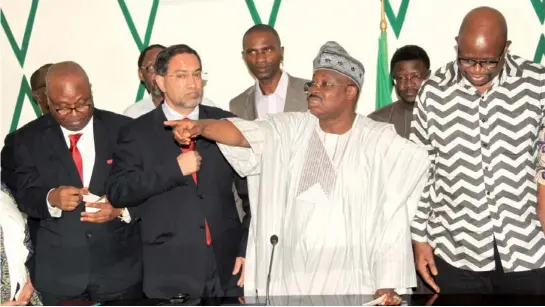  ??  ?? Governor Abiola Ajimobi of Oyo State (second right) while receiving the World Health Organizati­on (WHO) representa­tive in Nigeria, Dr. Rui Gama Vaz (second left) and the United Nations Team Leader, Dr. Dauda Toure (right) when they paid him a courtesy...