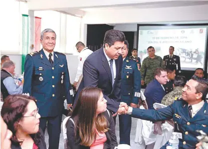  ?? CORTESÍA ?? “Con la Sedena, garantía de paz y Estado de derecho”, asevera el gobernador de Tamaulipas Francisco García Cabeza de Vaca durante la conmemorac­ión de los 105 años del Ejército Mexicano.