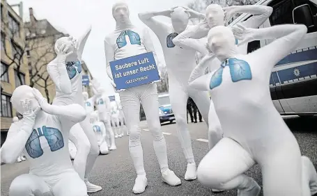  ?? Protestova­li v pondělí ve Stuttgartu proti dieselovým zplodinám aktivisté z ekologické organizace Greenpeace FOTO ČTK/ AP ??