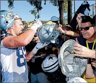  ?? AP/ GUS RUELAS ?? Dallas Cowboys tight end Jason Witten ( left) is one of only two tight ends with at least 1,000 career catches and 10,000 receiving yards. “I don’t think there is any doubt in my mind that he’s a Hall of Fame tight end,” Cowboys Coach Jason Garrett...