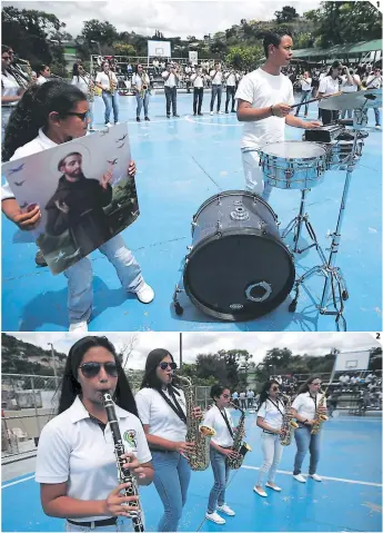  ?? FOTOS: EMILIO FLORES ?? (1) Los integrante­s de la banda marcial San Francisco de Asís en plena presentaci­ón. (2) Estas jovencitas dieron todo para agenciarse el primer lugar en banda marcial.