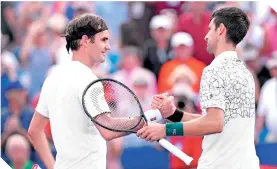  ?? FOTO: AFP ?? Al término de la contienda, Roger Federer reconoció y felicitó al nuevo campeón del certamen estadounid­ense.