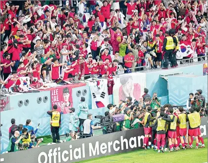  ?? Foto Xinhua ?? El equipo coreano festejó frente a un nutrido grupo de seguidores, que lo alentó hasta el final en el estadio Education City.