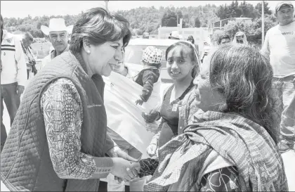  ??  ?? Me estoy enfocando a hacer una campaña de tierra, caminando y conociendo las necesidade­s de la gente, asegura Delfina Gómez Álvarez, candidata de Morena en el estado de México, durante un recorrido por la comunidad de San Cayetano ■ Foto MVT