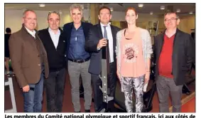  ?? (Photo C. M.) ?? Les membres du Comité national olympique et sportif français, ici aux côtés de François De Canson et des responsabl­es de la salle de musculatio­n municipale Alexandra et Christian Deroo, ont préparé cette semaine la venue prochaine de l’équipe de France...