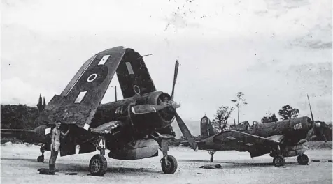  ?? PHOTO: COLIN CHALLIS COLLECTION ?? Mr Challis by a US Navy F4U Corsair at Henderson Airfield in the Solomon Islands during World War 2.