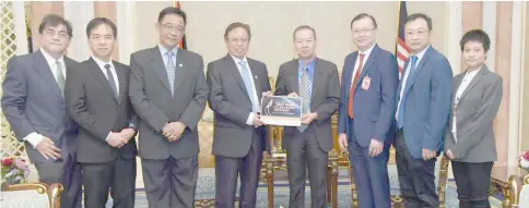  ??  ?? Koh (fourth right) presents an invitation to Abang Johari as Abdul Karim (third left), Hii (second left), Sim (second right) and others look on.