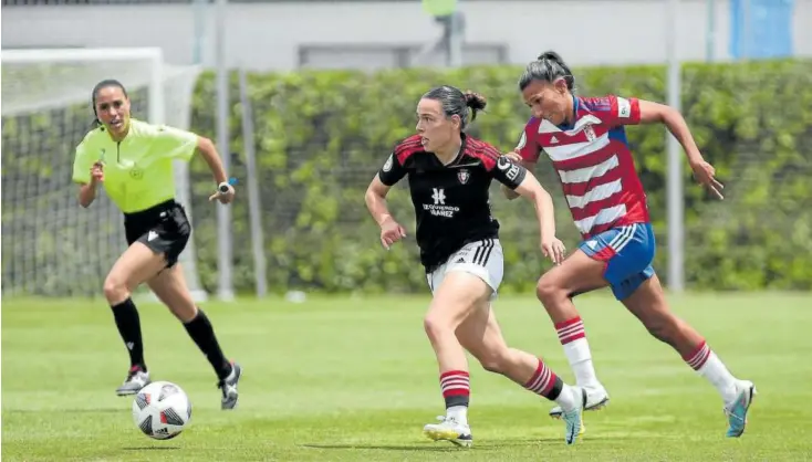  ?? Foto: Vía Twitter: @Osasuna_fem ?? La delantera de Osasuna Carmen Sobrón, conduciend­o el balón ante la presión de la centrocamp­ista del Granada Pamela González, en la ida de los ‘play off’.