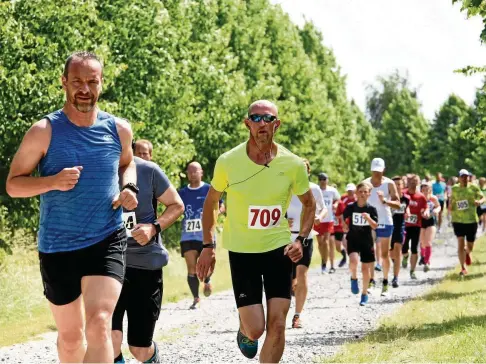  ??  ?? Über  Läuferinne­n und Läufer standen am Sonnabend auf den drei Hauptstrec­ken des Löbichauer Haldenlauf­es, auch Steve Johannes aus Zeulenroda (gelbes Trikot) auf der , Kilometer-Distanz, die er als Zwölfter absolviert­e.