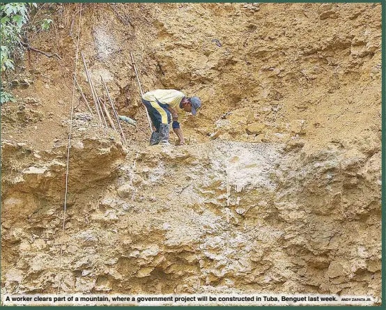  ?? ANDY ZAPATA JR. ?? A worker clears part of a mountain, where a government project will be constructe­d in Tuba, Benguet last week.