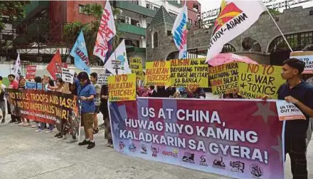  ?? AFP PIC ?? Protesters holding placards and streamers that read ‘US and China, don’t drag us into war’ in front of the military headquarte­rs in Manila, yesterday, to coincide with the opening ceremony of the Philippine and United States annual joint military exercise.
