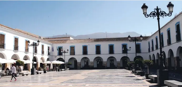  ?? Fotos: J. Nieto/E. Albiol ?? Eine der schönsten Ecken von Berja ist die Plaza Porticada, an der sich mehrere Lokale befinden.
