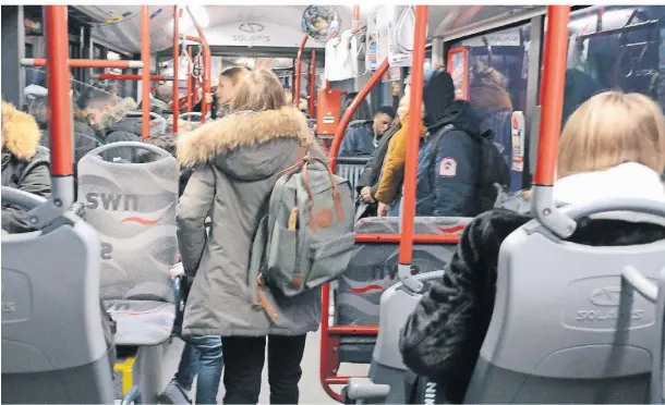  ?? ARCHIVFOTO: WOI ?? Der nach den Herbstferi­en eingericht­ete Schulbus zwischen Holzheim und Gnadental wird laut Stadt täglich von mehr als 100 Realschüle­rn genutzt.