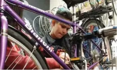  ?? THE 519 ?? Participan­t Eli Carmona built a bike as part of The 519’s programmin­g.