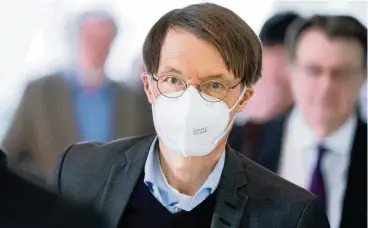  ?? F.: DPA PA ?? Mit Schutzmask­e, aber ohne Fliege: Karl Lauterbach (SPD) trägt das Hemd jetzt offen. Er will dynamische­r rüberkomme­n. „Sie passt irgendwie nicht mehr in die Zeit“, hat er sich von seinen fünf Töchtern belehren lassen.