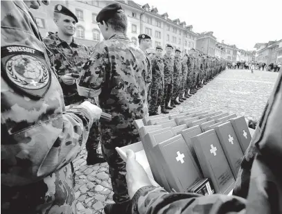  ?? FOTO PROFIMEDIA ?? Medaile za službu v Kosovu dostalo v r. 2009 dvě stě švýcarskýc­h vojáků. Země je součástí mírových sil KFOR vedených NATO.