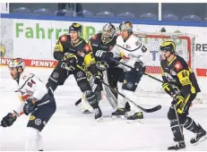  ?? FOTO: THOMAS LAMMERTZ ?? Hier lauert Münchens Stürmer Yasin Ehliz vor Torwart Marvin Cüpper auf den Puck, den er gleich dreimal ins Netz der Pinguine versenkte.