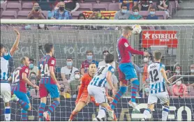  ?? FOTO: PEP MORATA ?? Piqué marcó así su gol ante la Real Sociedad en el estreno liguero del Barça