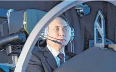  ?? FOTO: MIKHAIL METZEL/DPA ?? Wladimir Putin im Cockpit eines Flugsimula­tors: Der russische Präsident ist ehemaliger KGB-Offizier. Er will sich ab Freitag zum fünften Mal als Präsident wiederwähl­en lassen.