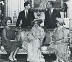  ??  ?? Retrato de la familia real después del nacimiento del príncipe Guillermo.