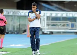  ??  ?? Pensieroso Fabio Grosso passeggia pensieroso nell’area tecnica durante il derby con il Padova