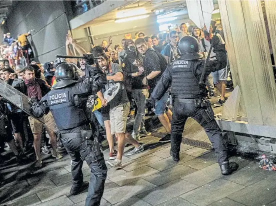  ?? AP ?? Represión. La policía castigó con dureza las protestas y se enfrentó con los manifestan­tes. La escena es en el aeropuerto de Barcelona.