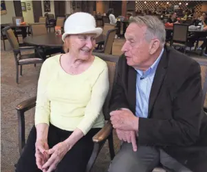  ?? MIKE DE SISTI / MDESISTI@JOURNALSEN­TINEL.COM ?? Martin Schreiber visits with his wife Elaine Schreiber, who suffers from Alzheimer’s disease, in 2015.