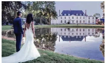  ??  ?? La façade blanche classique du château Barthélémy est très appréciée des mariés. (Photo château Barthélémy)
