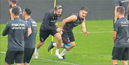  ?? ?? Morales y Bardhi esprintan durante un entrenamie­nto del Levante.