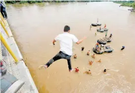  ??  ?? Un grupo se lanzó al río para evadir el retén de la Policía Federal