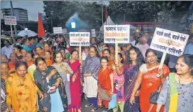  ?? VIJAY BATE/HT PHOTO ?? Shiv Sena workers outside Matoshree, Bandra, in support of chief minister Uddhav Thackeray on Friday.