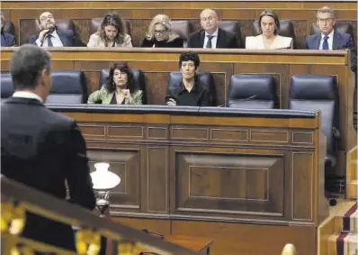  ?? Eduardo Parra / Europa Press ?? El presidente del Gobierno, Pedro Sánchez (de espaldas), interviene en una sesión de control en el Congreso.