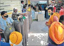  ?? AJAY AGGARWAL /HT PHOTO ?? People at an oxygen cylinder refilling centre at Bhogal on Friday. Delhi received 577MT oxygen on Thursday, compared to 730MT on Wednesday.
