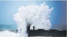  ?? FOTO: CAMERON SMITH/DPA ?? Sturm „Dennis“brachte Großbritan­nien – hier der Hafen von Portreath in Cornwall – Windgeschw­indigkeite­n von 150 Stundenkil­ometen.