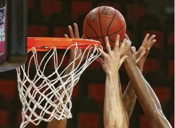  ?? Foto: Adam Pretty, dpa ?? Die Basketball­er wollen trotz Corona‰Sorgen ihre Saison durchziehe­n. Doch schon vor dem ersten Pokalspiel von Alba Berlin wird ein Profi positiv getestet.