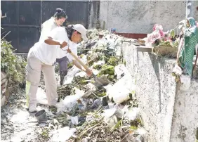  ??  ?? Aunque quitar una lápida e incluso cavar una tumba es pesado, nada es más difícil que ver el dolor de las familias al enterrar a sus muertos, dicen las sepulturer­as.